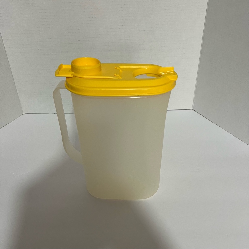 Vintage‎ Tupperware 2qt Refrigerator Pitcher Flip Top Yellow Pre-Owned Clean